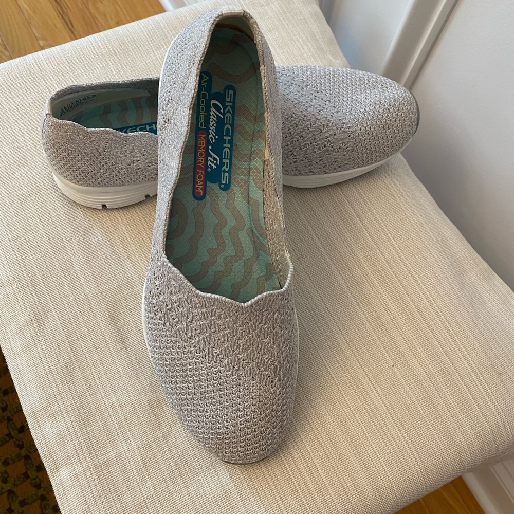 ❤️Skechers Women’s Classic Fit Air-Cooled Memory Foam Size 8.5 Shoes🥰